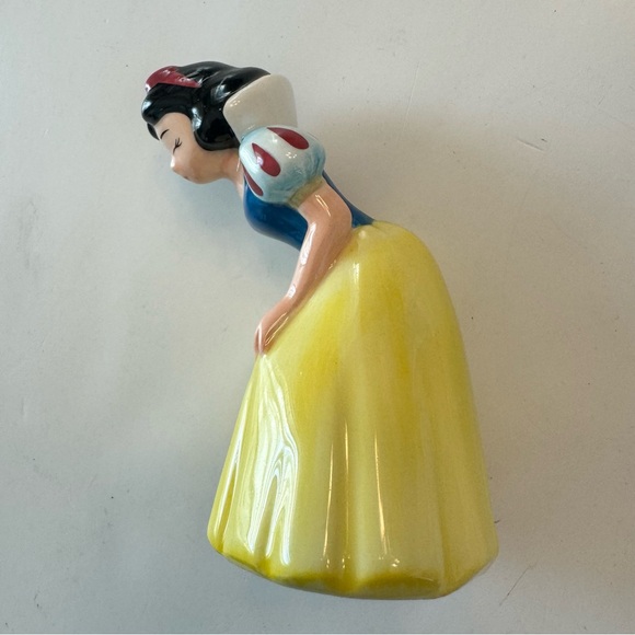 Disney Snow White Dopey First Kiss Seven Dwarfs Salt And Pepper Shakers Ceramic - Picture 4 of 10